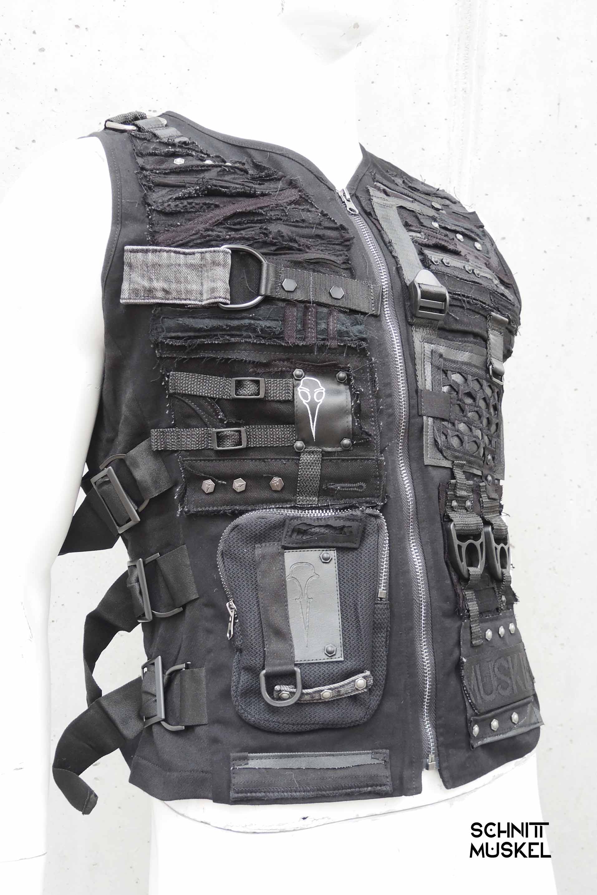 Cyberweste, Kinky Outfit für Herren, Combat Weste, Unikatweste, Gothicweste, postapokalyptische Weste, postapkalyptische Mode, 