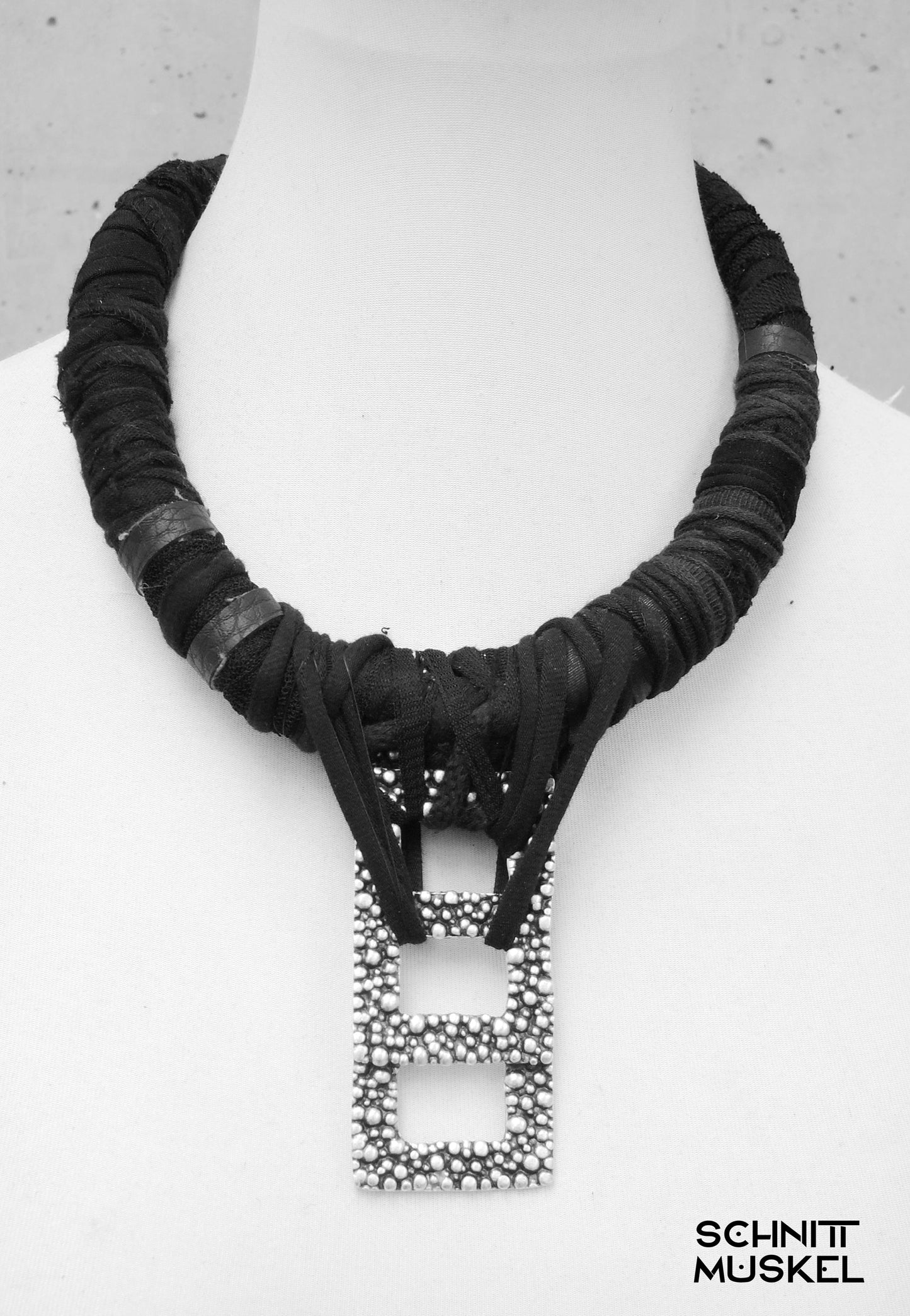 darkavantgarde Schmuck, darkavantgarde, Gothicschmuck, avantgardeschmuck, Textilschmuck, gemetrischer Schmuck