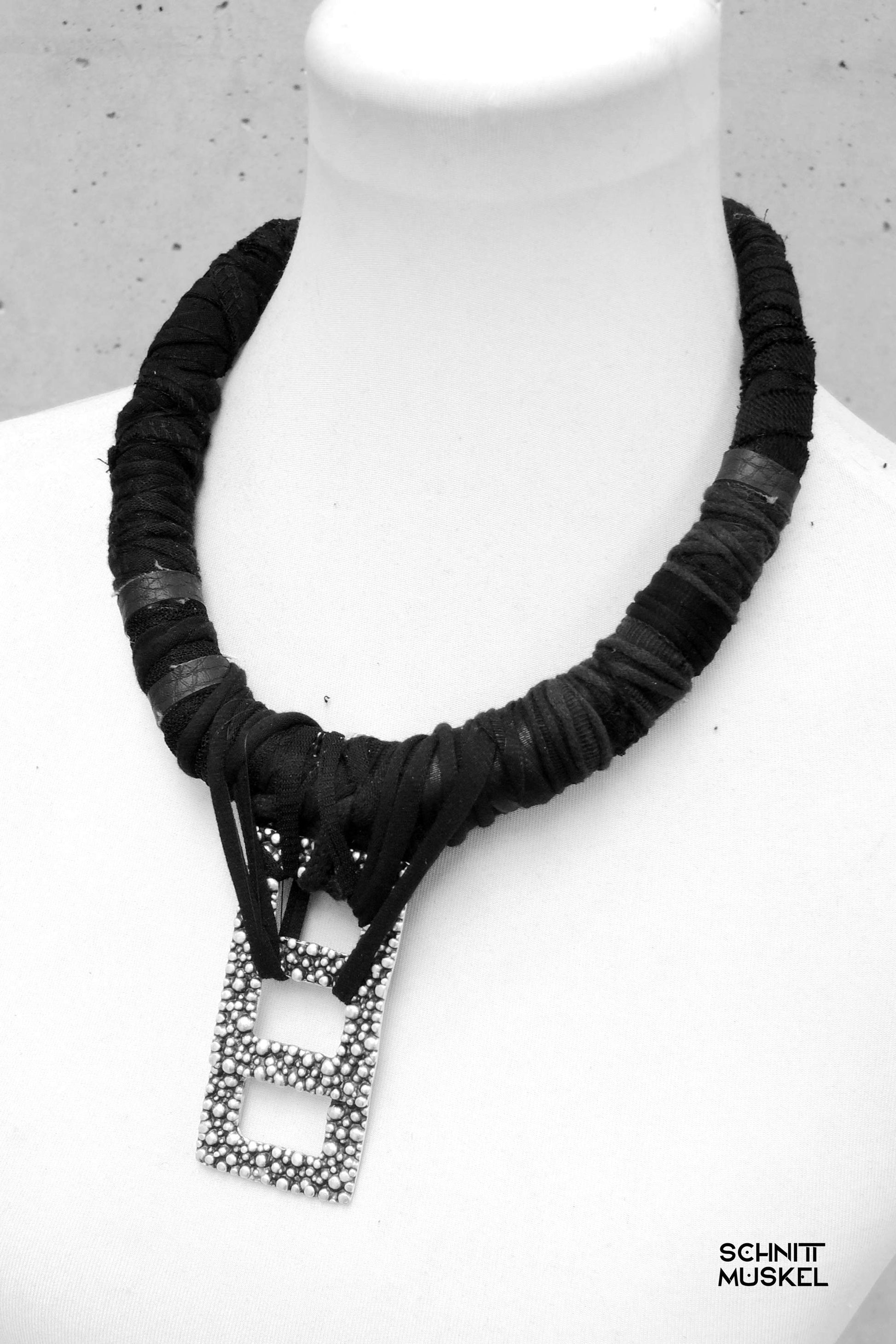 darkavantgarde Schmuck, darkavantgarde, Gothicschmuck, avantgardeschmuck, Textilschmuck, gemetrischer Schmuck