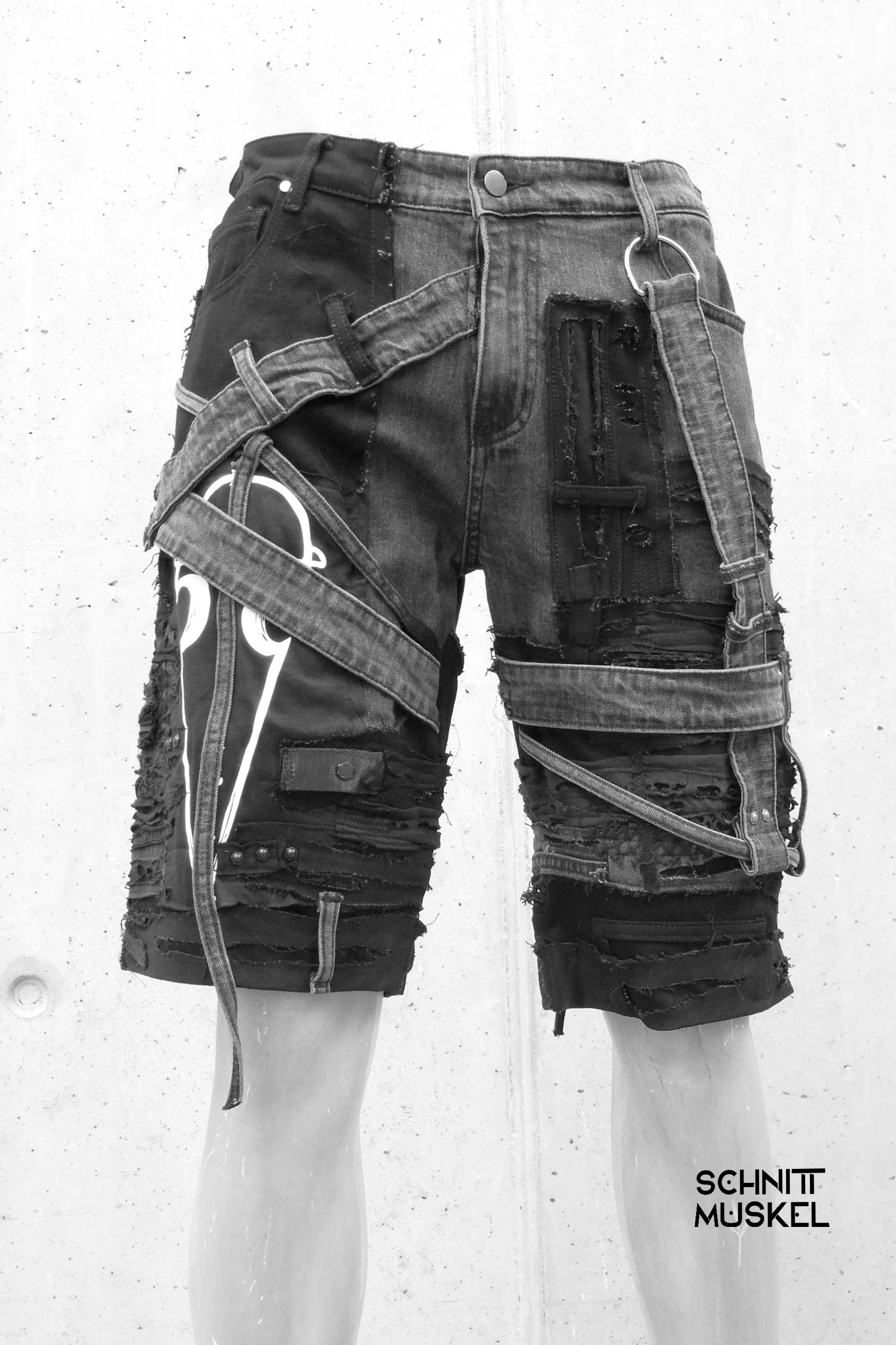 Unikatshorts, Gothic Shorts, kurze Hose Gothic Style, Stagewear, Bandoutfit, Gothichose für Männer, darkcyber, postapocalyptic fashion